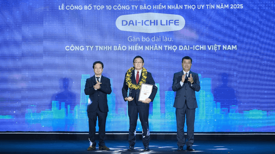 Lãnh đạo Dai-ichi Life Việt Nam trên sân khấu nhận giải thưởng Top 10 Công ty Bảo hiểm Nhân thọ uy tín 2025.